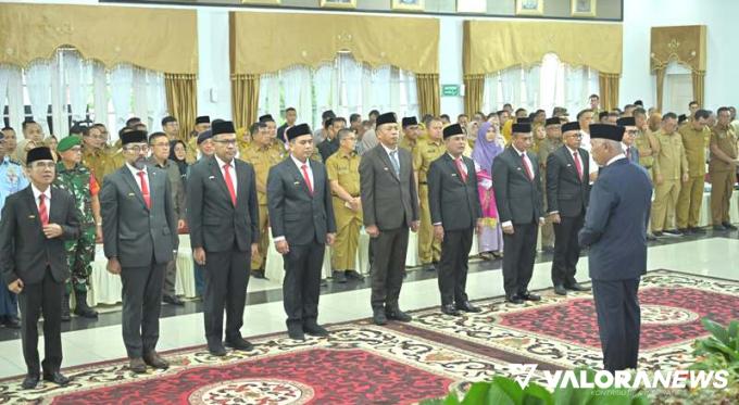 Gubernur Sumatera Barat Mahyeldi Ansharullah melantik Era Sukma Munaf menjadi Pjs Bupati Pessel, di Auditorium Istana Gubernur Sumbar, Padang, Selasa (24/9/2024). FOTO: Dok Diskominfo Pessel