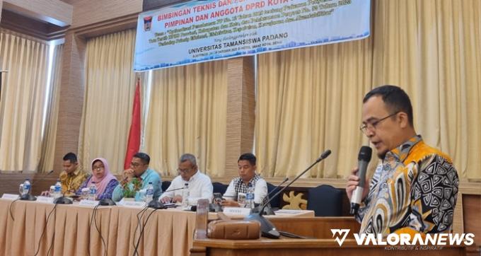 Sekretaris DPRD Padang, Hendrizal Azhar menyampaikan laporan pada pembukaan Bimtek pendalaman tugas pimpinan dan anggota DPRD Padang di salah satu hotel di Bukittinggi, Selasa (24/10/2023).
