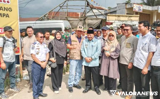 Pemkab Pessel menyerahkan bantuan bagi masyarakat korban bencana Galodo Lahar Gunung Marapi di Kabupaten Agam, Tanah Datar dan Kota Padang Panjang, Sabtu (18/05/2024). FOTO: Dok Diskominfo Pessel