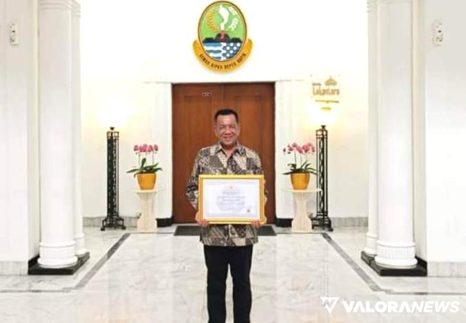 Bupati Pessel Rusma Yul Anwar, menerima penghargaan KASN 2024,  diserahkan Ketua KASN Agus Pramusinto, di Bandung Jawa Barat, Rabu, (26/06/2024). FOTO: Dok Diskominfo Pessel