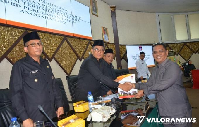 Juru bicara Pansus Perda PDRD, Budi Syahrial menyerahkan hasil pembahasan bersama TAPD, dalam rapat paripurna, Jumat.