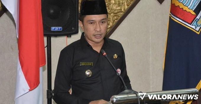Wawako Padang, Ekos Albar menyampaikan sambutan pada rapat paripurna pengesahan APBD Padang 2024, Kamis. (humas)
