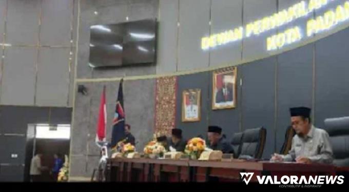 Sekretaris DPRD Padang, Hendrizal Azhar pada rapat paripurna, Senin.