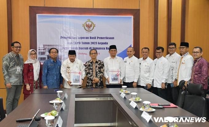 Bupati Agam, Andri Warman foto bersama usai menerima hasil pemeriksaan terhadap LKPD Agam Tahun 2023, dari Kepala BPK Sumbar, Arif Agus di Padang, Jumat. (humas)