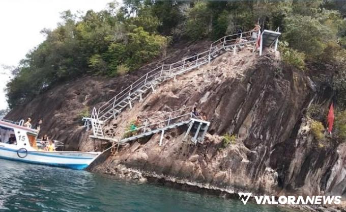 Kapal wisata merapat di Pulau Sironjong Kecil. Foto: Dok IG Elfi Mahyuni