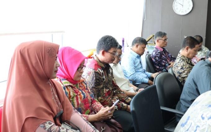 Anggota Banggar DPRD Sumbar menyimak diskusi bersama Bidang Perencanaan Anggaran Wilayah Satu Kemendagri, terkait pembahasan KUA PPAS Sumbar 2024 di Jakarta, Jumat.