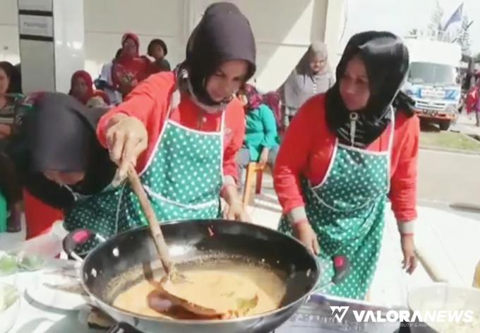 Maitin, warga setempat, saat berpartisipasi dalam event Pesona Bahari Mandeh dihelat Pemkab Pessel di UPTD Pelabuhan Perikanan, Pantai Carocok Tarusan, beberapa waktu lalu. Foto: tusrisep