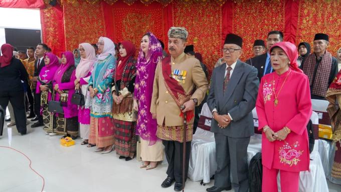 Mantan Wali Kota dan Wakil Wali Kota Padang serta beberapa pimpinan organisasi di Pemko Padang, pada sidang paripurna istimewa perayaan Hari Jadi Kota Padang ke-354 tahun 2023, Senin.