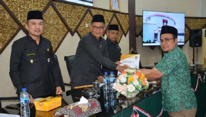 Sekretaris DPRD Padang, Hendrizal Azhar serahkan laporan hasil Pansus Ranperda PPA Tahun 2022 pada Ketua DPRD, Syafrial Kani dalam rapat paripurna, Jumat malam.