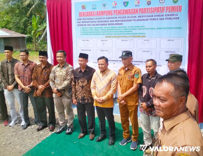 Foto bersama usai menandatangani deklarasi kampung pengawasan partisipatif di Pessel