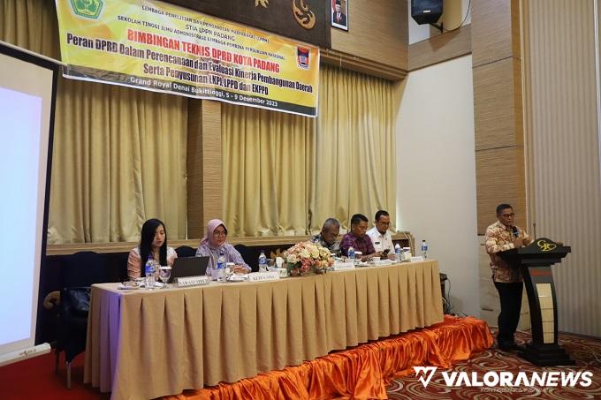 Ketua DPRD Padang, Syafrial Kani membuka Bimbingan Teknis (Bimtek) dan Peningkatan Kapasitas Pimpinan dan Anggota DPRD Kota Padang Tahun 2023. (humas)