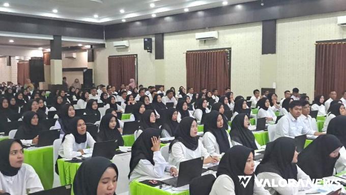 Pj Bupati Pessel Era Sukma Munaf, memotivasi dan memberi semangat ratusan peserta tes CPNS asal daerahnya, di Universitas Muhammadiyah, Pasir Jambak, Kota Padang, baru - baru ini. FOTO: Dok Diskominfo Pessel