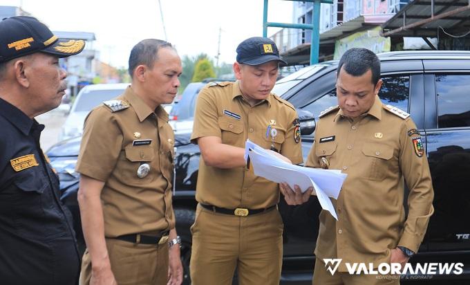 Penjabat (Pj) Wali Kota Pekanbaru, Muflihun menerima penjelasan dari Kadis PUPR, Edward Riansyah, Sabtu. (humas)