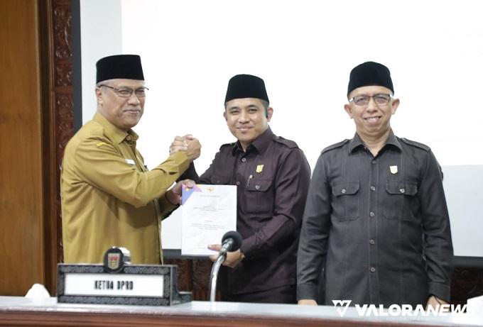 Wakil Wali Kota Bukittinggi, Marfendi menerima nota pengesahan Ranperda dari Ketua DPRD Bukittinggi, Beny Yusrial pada paripurna, Jumat. (hamriadi)