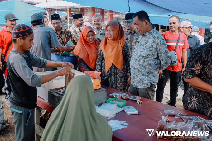 Bupati Rusma Yul Anwar dan Ketua TP PKK mengecek para pedagang di Pasar Lunang. Foto: Dok Dinas Kominfo Pessel