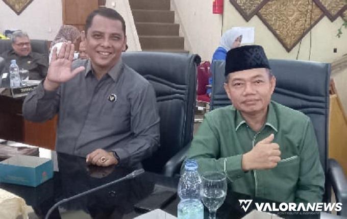 Dua anggota DPRD Padang, Budi S dan Yandri saat menghadiri sidang paripurna pengesahan 4 Ranperda, Senin. (humas)