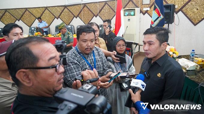 Wawako Padang, Eko Albar diwawancarai wartawan usai rapat paripurna DPRD Padang, Senin. (humas)