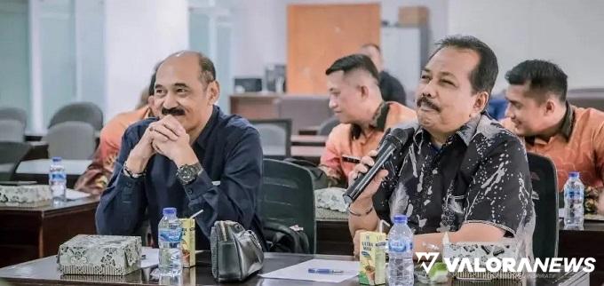 Anggota Bamus DPRD Sumbar, Arkadius paparkan sejumlah persoalan terkait agenda kedewan dan Pemilu 2024, saat audiensi dengan Ketua DPRD Banten, dalam agenda kunjungan study koperatif, Kamis (9/11/2023). (humas)