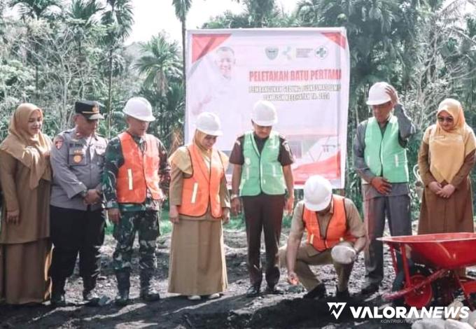 Bupati Rusma Yul Anwar, bersama Forkopimda, meletakkan batu pertama, pembangunan pengembangan Puskesmas Lumpo, Kecamatan IV Jurai, Senin (19/8/2024). FOTO: Dok Diskominfo Pessel