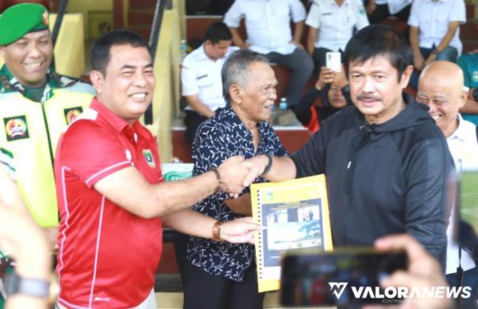 Open Turnamen Bupati Cup 2024, kategori U 13, U 15 dan U 17 di Kabupaten Pesisir Selatan (Pessel), Sumatera Barat, resmi dibuka Coach Indra Syafri. FOTO: Dok Diskominfo Pessel