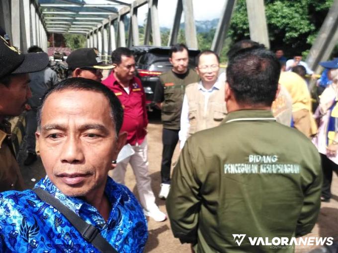 Pj Bupati Pessel, Era Sukma Munaf, bersama rombongan ICL Sinchuan China dan BPBD Sumatera Barat, melihat lokasi rencana dibangun EWS di Kampung Batu Bala, Nagari Gantiang Mudiek Utara, Sutera, Selasa (1/10/2024). FOTO: Dok Diskominfo Pessel