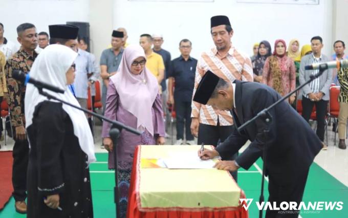 Bupati Rusma Yul Anwar, melantik 9 orang PTT Pratama, dan 46 orang Pejabat Administrator dan Pejabat Pengawas di Lingkungan Pemkab Pessel, Sumatera Barat, Jumat (9/8/2024). FOTO: Dok Diskominfo Pessel