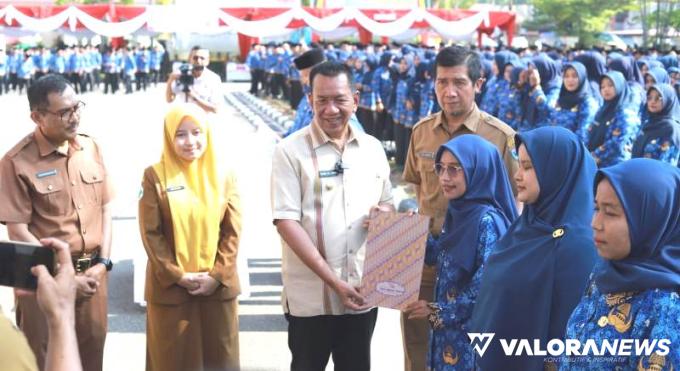 Bupati Rusma Yul Anwar menyerahkan SK PPPK, kepada 2.021 Tenaga Kesehatan dan Guru, Formasi Tahun 2023 di daerahnya, pada Senin 29 Juli 2024, lalu. FOTO: Dok Diskominfo Pessel