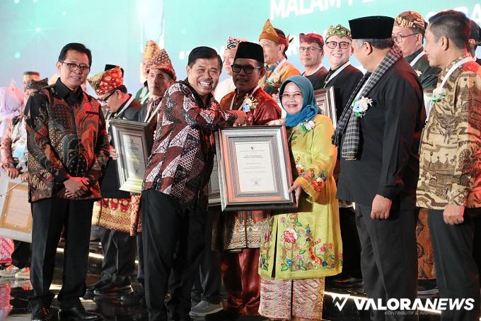 Kepala Dinkes Bukittinggi, Linda Feroza menerima penghargaan Swasti Saba Wiwerda tahun 2023 di Jakarta. (humas)