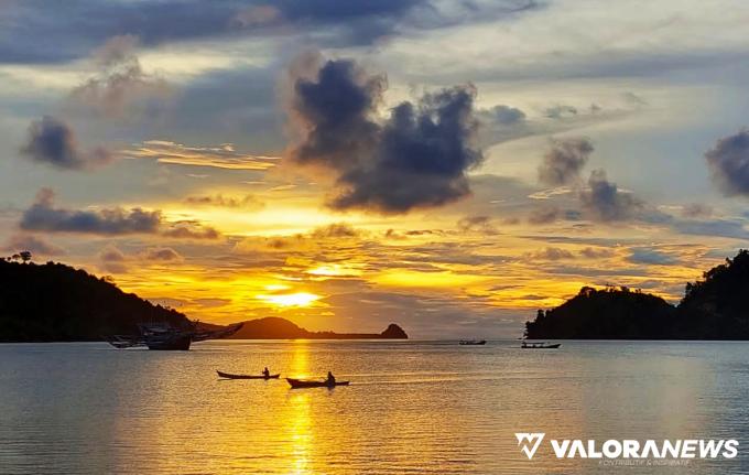 Pemandangan matahari terbenam (sunset) yang indah di kala senja. Di di Pantai Paku, Nagari Sungai Nyalo Mudiak Aia, Kawasan Mandeh, Kecamatan Koto XI Tarusan, Pesisir Selatan, Sumatera Barat. Foto: Dok BUMNag Singa Muda, Sungai Nyalo Mudiak Aia