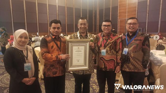 Bupati Pessel Rusma Yul Anwar menerima penghargaan Swasti Saba kategori Wistara tahun 2023, di Jakarta, Selasa (28/11/2023). Foto: Dok Diskominfo Pessel