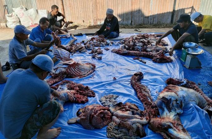 Tim pencincangan tulang sapi, berjibaku memotong tulang jadi bagian kecil sehingga bisa langsung dimasak penerima manfaat.