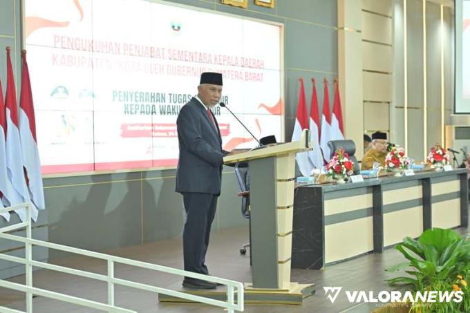 Gubernur Sumatera Barat Mahyeldi Ansharullah melantik Era Sukma Munaf menjadi Pjs Bupati Pessel, di Auditorium Istana Gubernur Sumbar, Padang, Selasa (24/9/2024). FOTO: Dok Diskominfo Pessel