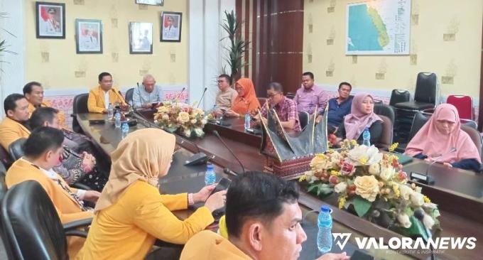 Penandatangan NPHD dan BAST Tanah Pemerintah Daerah Pesisir Selatan dengan Universitas Negeri Padang, di Painan, Jum