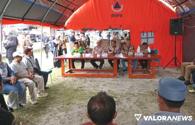 Pemkab Pessel menyerahkan bantuan bagi masyarakat korban bencana Galodo Lahar Gunung Marapi di Kabupaten Agam, Tanah Datar dan Kota Padang Panjang, Sabtu (18/05/2024). FOTO: Dok Diskominfo Pessel