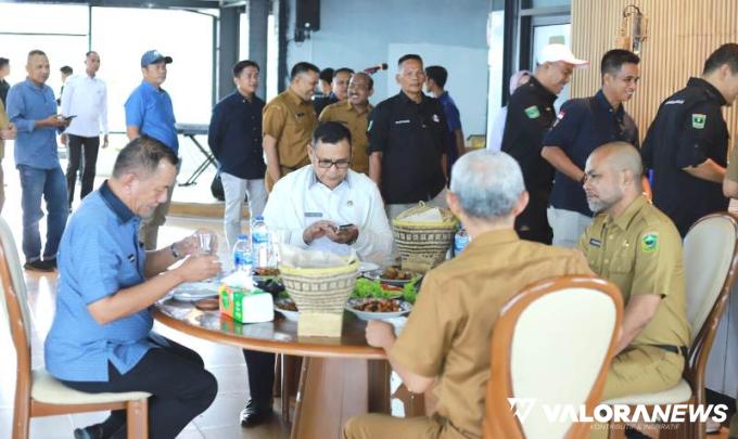 Bupati Pessel Rusma Yul Anwar bersama staf ahli, asisten dan sejumlah Kepala OPD, kunker  ke Kabupaten Solok, Selasa (7/5/2024). FOTO: Dok Diskominfo Pessel