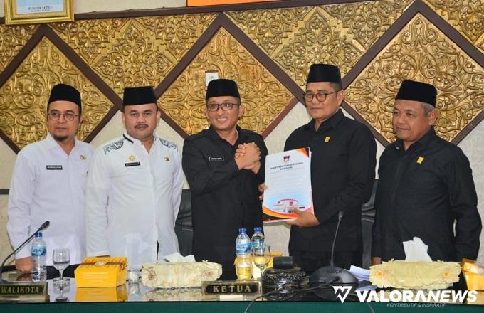 Ketua DPRD Padang, Syafrial Kani serahkan berita acara pengesahan Perda PDRD pada Wako Padang, Hendri Septa, dalam rapat paripurna, Jumat.