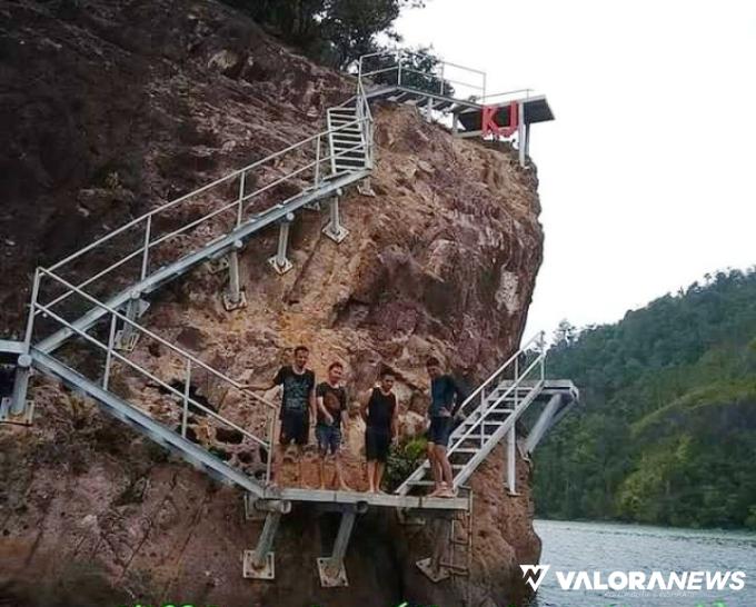 Empat pemuda mencoba cliff jumping di Pulau Sironjong Kecil. Foto: Dok IG Elfi Mahyuni