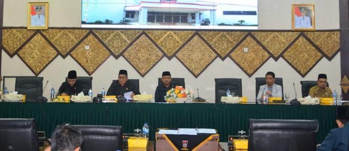 Pimpinan DPRD bersama Wawako padang, Ekos Albar pada rapat paripurna pengesahan KUA PPAS Padang 2023, Senin.