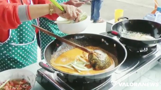 Maitin, warga setempat, saat berpartisipasi dalam event Pesona Bahari Mandeh dihelat Pemkab Pessel di UPTD Pelabuhan Perikanan, Pantai Carocok Tarusan, beberapa waktu lalu. Foto: tusrisep