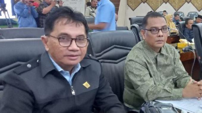 Ketua Fraksi Partai Gerindra DPRD Padang, Mastilizal Aye dan anggota Fraksi Gerindra, Budi S.