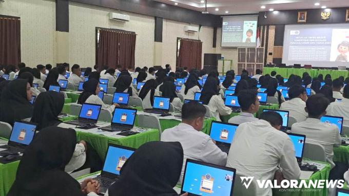 Pj Bupati Pessel Era Sukma Munaf, memotivasi dan memberi semangat ratusan peserta tes CPNS asal daerahnya, di Universitas Muhammadiyah, Pasir Jambak, Kota Padang, baru - baru ini. FOTO: Dok Diskominfo Pessel