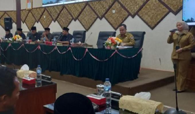 Kasubag Humas DPRD Padang jadi pembawa acara rapat paripurna nota pengantar Ranperda Pertanggungjawaban Pelaksanaan APBD 2022.