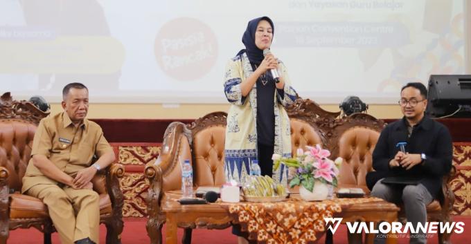 Pembina LDB Najelaa Shihab menjadi pembicara dalam FGD Pemkab Pessel dengan tiga lembaga pendidikan, diantaranya: Teach First Indonesia (TFI), Lingkar Daerah Belajar (LDB) dan Yayasan Guru Belajar (YGB), di Gedung PCC, Painan, Senin (18/09/1023). Foto: Dok Prokopim Setda Pessel