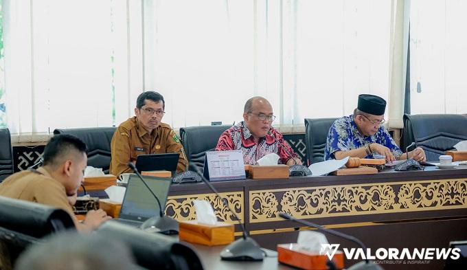 Ketua DPRD Sumbar, Supardi didampingi Ali Tanjung dan Raflis saat jumpa pers akhir tahun 2023.