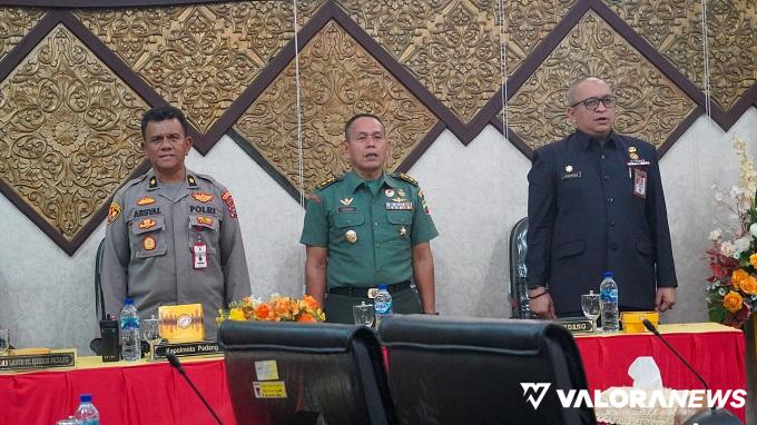 Sekda Padang, Andree Algamar (kanan) dan perwakilan Forkopimda yang hadiri rapat paripurna DPRD Padang, Senin. (humas)