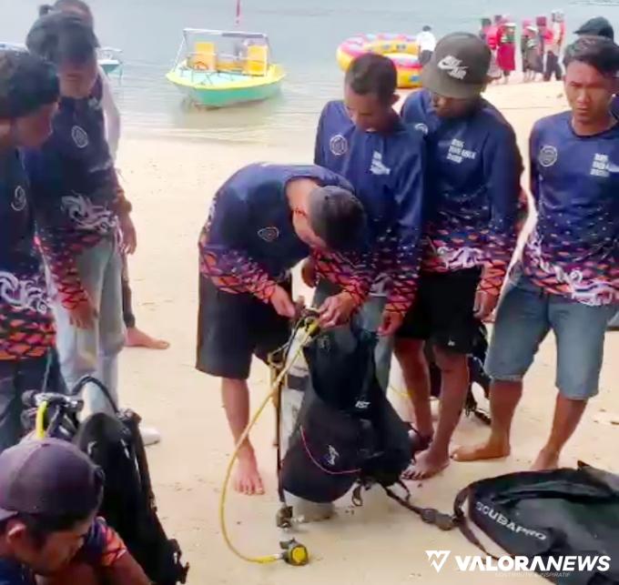 Peserta pelatihan pemandu selam di Pulau Setan Mandeh. Pada 10 - 12 Oktober 2023. Pemateri nya, penyelam profesional. Foto: Dok Disparpora Pessel