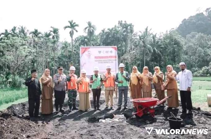 Bupati Rusma Yul Anwar, bersama Forkopimda, meletakkan batu pertama, pembangunan pengembangan Puskesmas Lumpo, Kecamatan IV Jurai, Senin (19/8/2024). FOTO: Dok Diskominfo Pessel