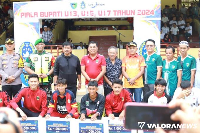 Open Turnamen Bupati Cup 2024, kategori U 13, U 15 dan U 17 di Kabupaten Pesisir Selatan (Pessel), Sumatera Barat, resmi dibuka Coach Indra Syafri. FOTO: Dok Diskominfo Pessel