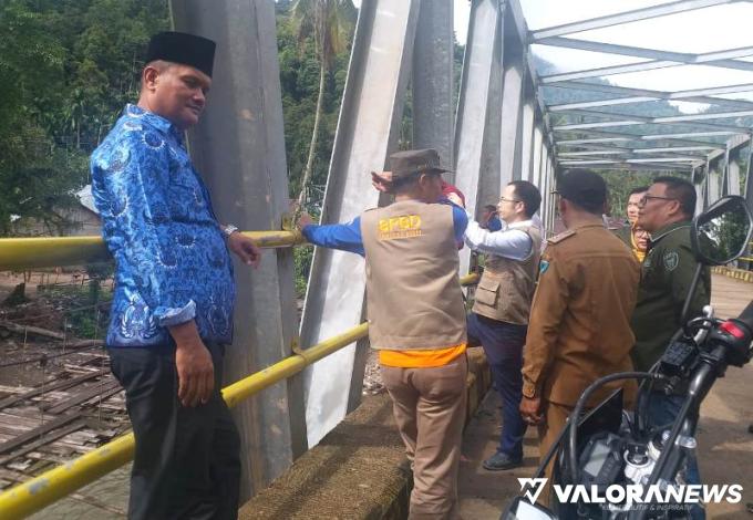 Pj Bupati Pessel, Era Sukma Munaf, bersama rombongan ICL Sinchuan China dan BPBD Sumatera Barat, melihat lokasi rencana dibangun EWS di Kampung Batu Bala, Nagari Gantiang Mudiek Utara, Sutera, Selasa (1/10/2024). FOTO: Dok Diskominfo Pessel