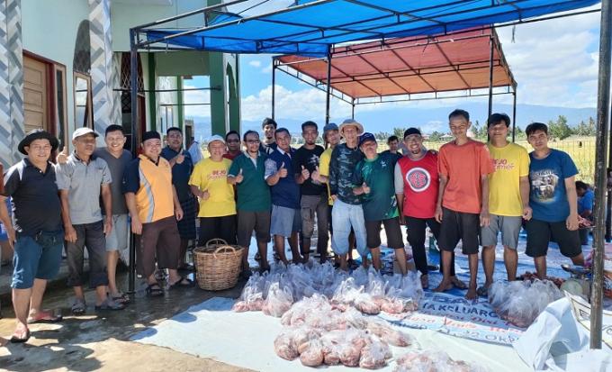 Foto bersama warga dan panitia pelaksana pemotongan hewan kurban Mushalla Ali Bin Said.